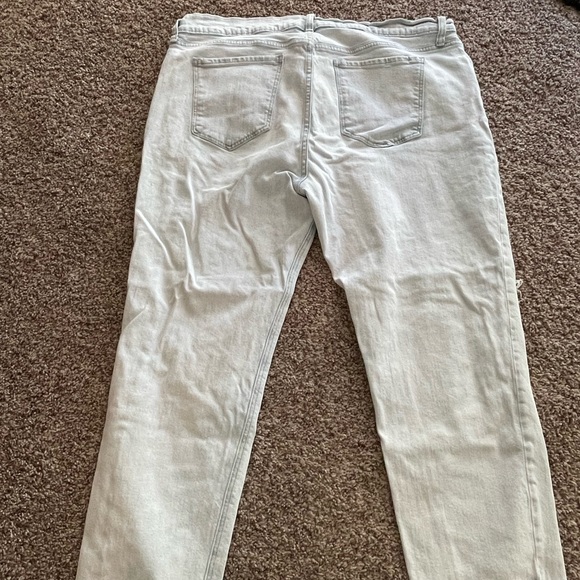 Light wash distressed jeans - Picture 2 of 3